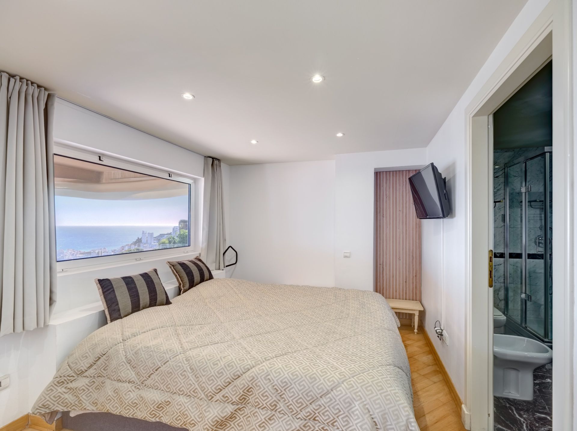 luxury duplex 5 Rooms for sale on BEAUSOLEIL (06240)