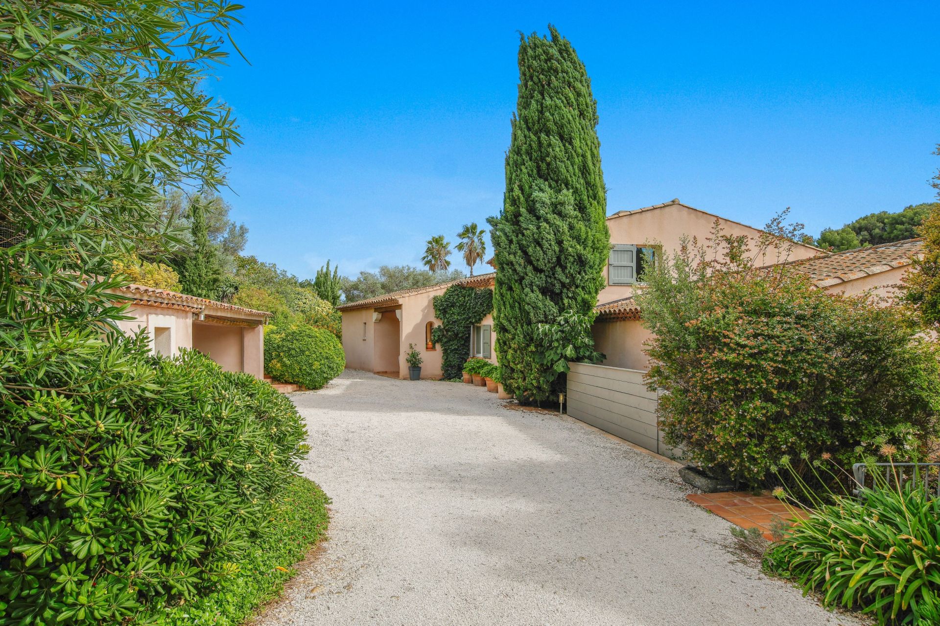 luxury house 7 Rooms for sale on OLLIOULES (83190)