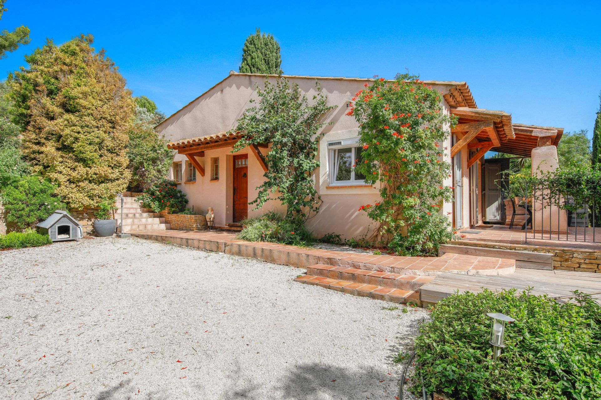 luxury house 7 Rooms for sale on OLLIOULES (83190)