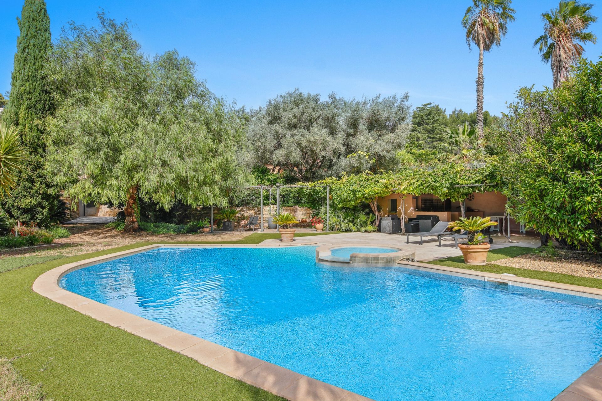luxury house 7 Rooms for sale on OLLIOULES (83190)