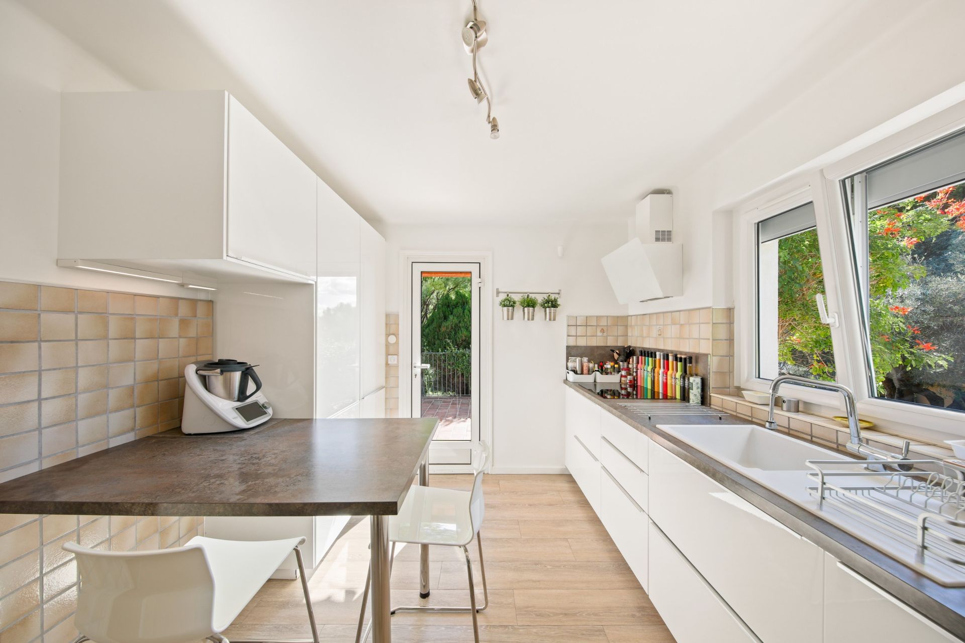 luxury house 7 Rooms for sale on OLLIOULES (83190)