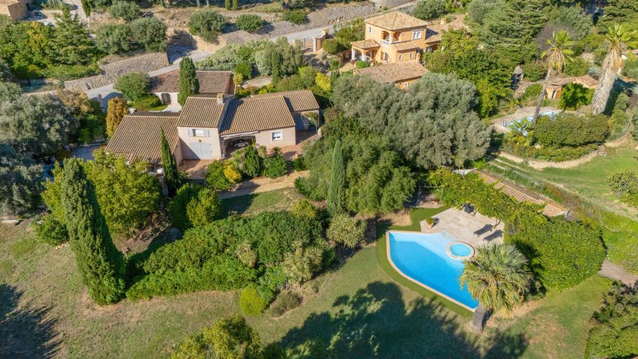 luxury house 7 Rooms for sale on OLLIOULES (83190)