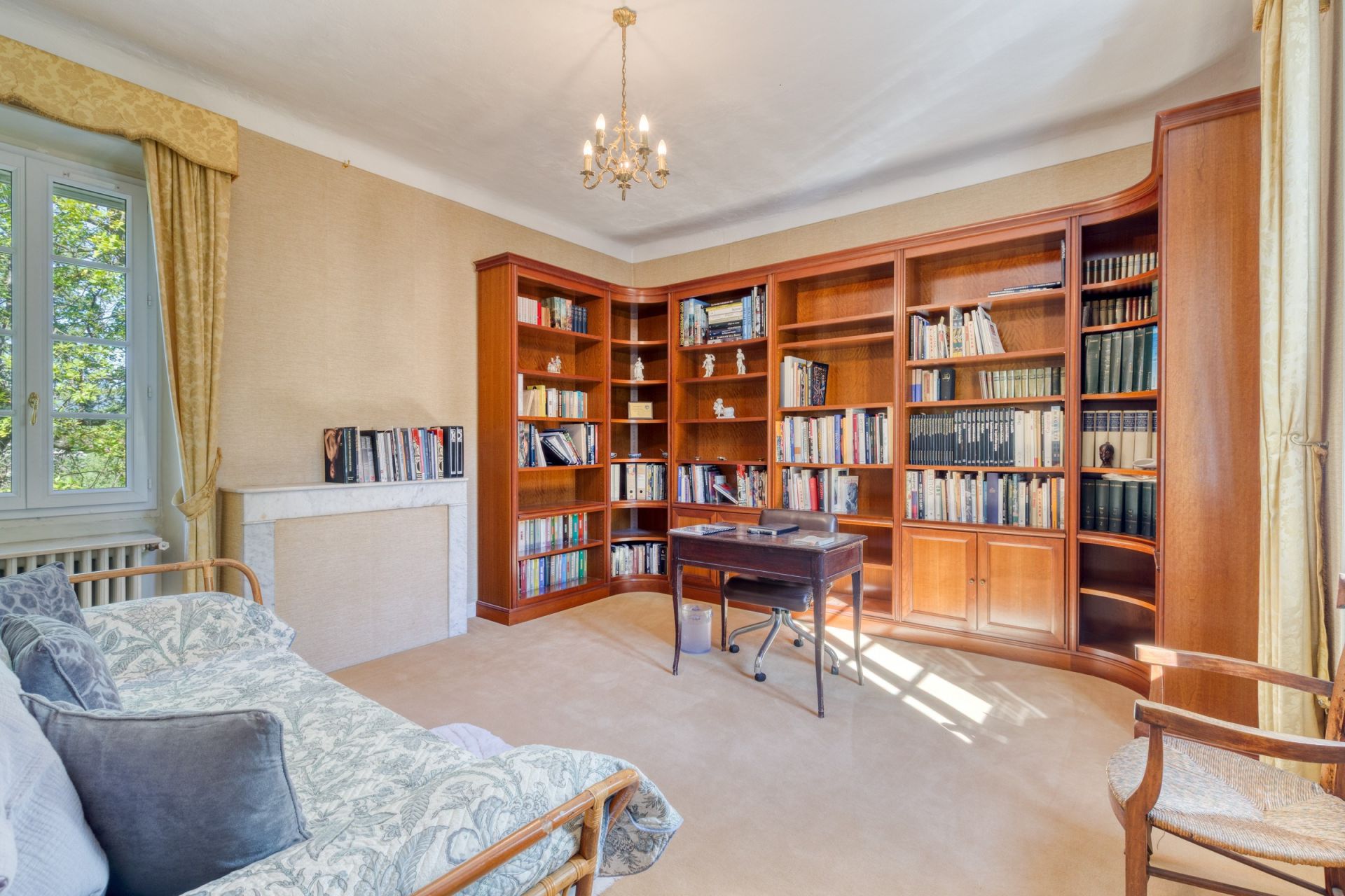 luxury property 8 Rooms for sale on CALLIAN (83440)