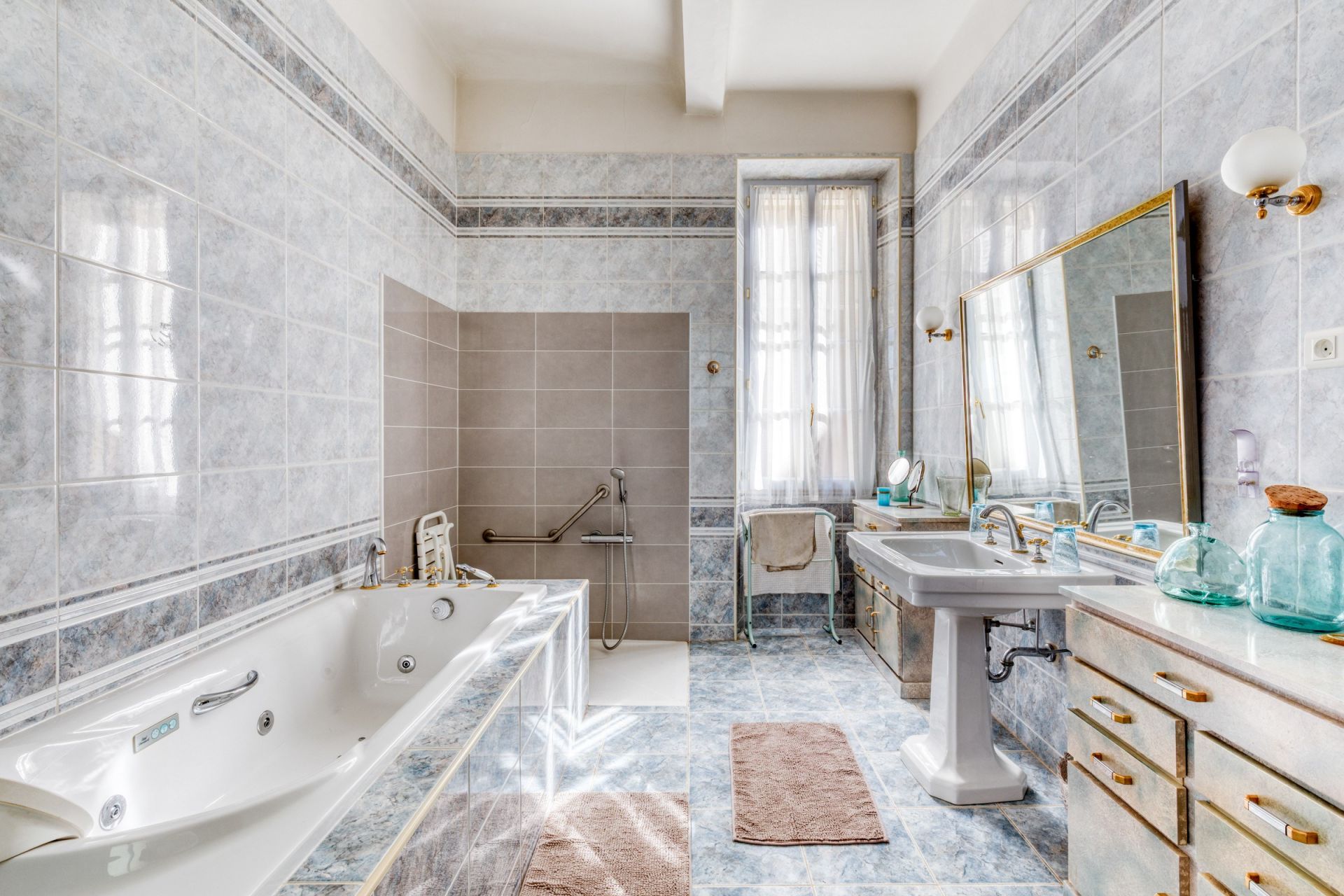 luxury property 8 Rooms for sale on CALLIAN (83440)