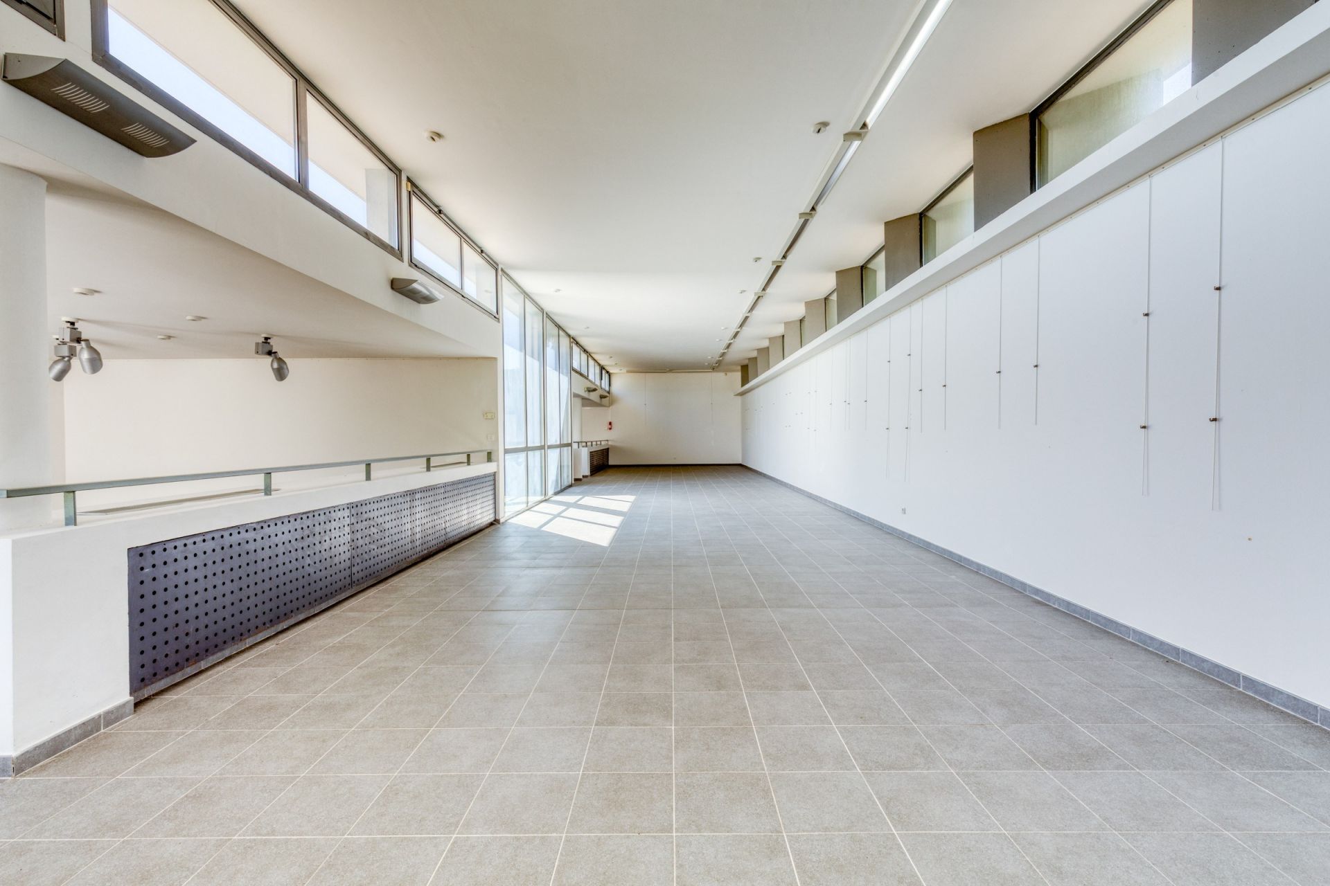 luxury property 8 Rooms for sale on CALLIAN (83440)