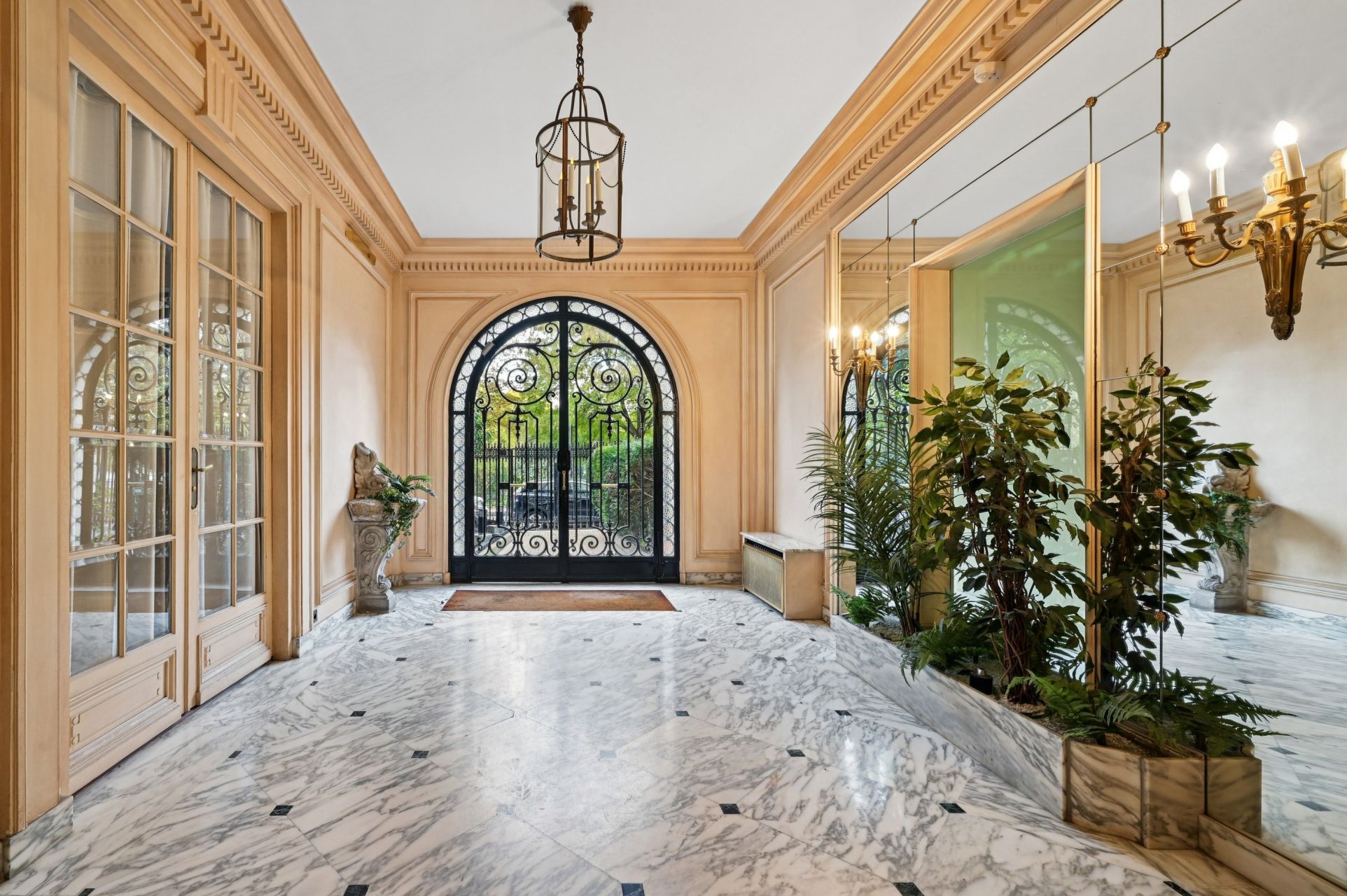 luxury apartment 7 Rooms for sale on PARIS (75116)