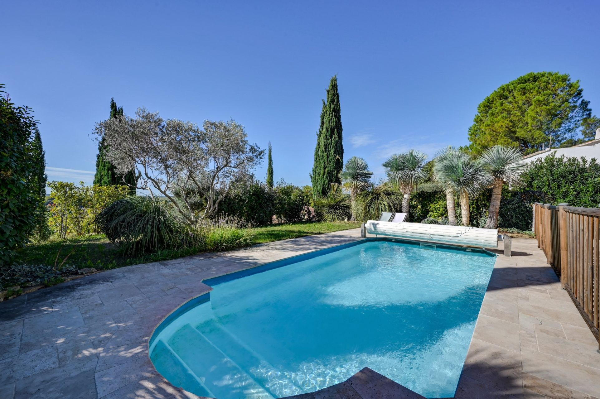 luxury house 5 Rooms for sale on LUYNES (13080)