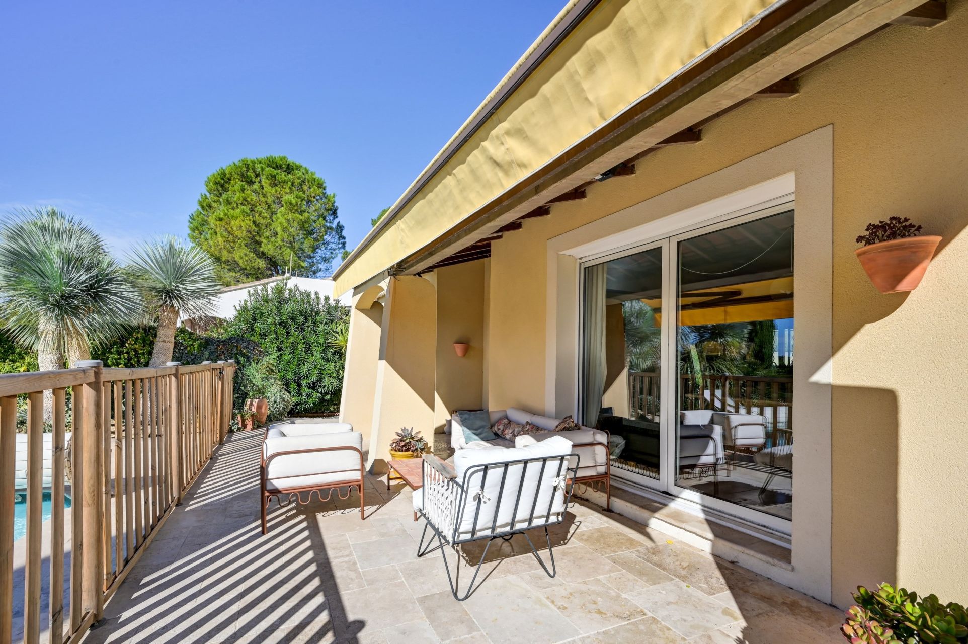 luxury house 5 Rooms for sale on LUYNES (13080)