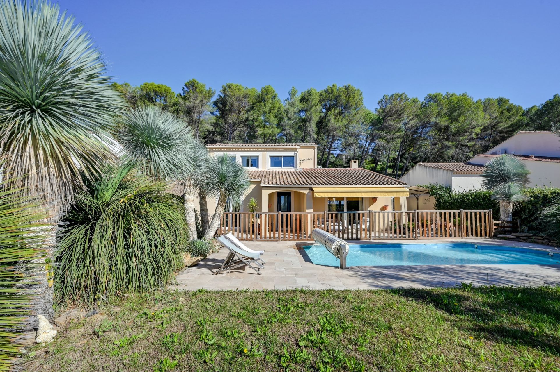 luxury house 5 Rooms for sale on LUYNES (13080)