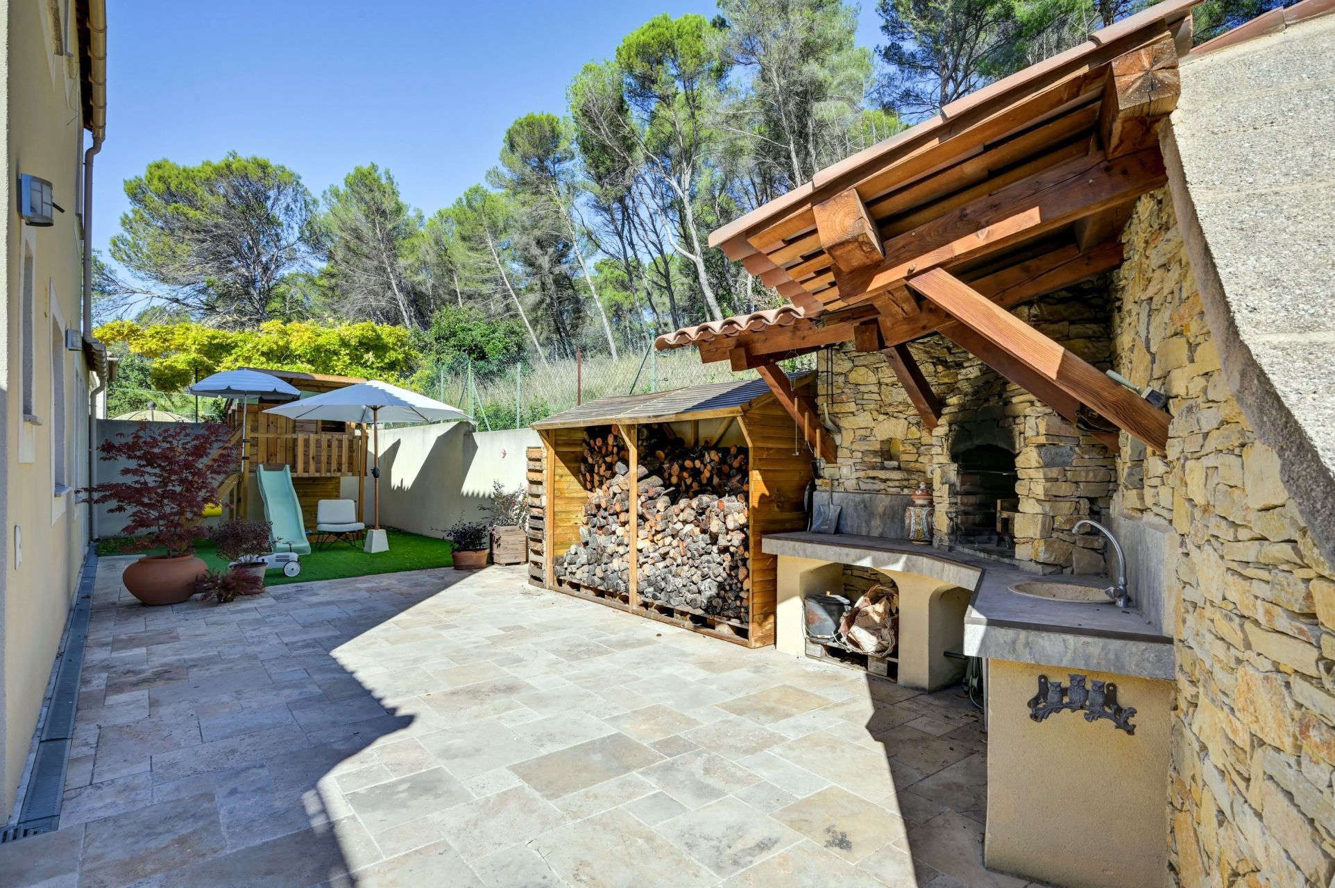 luxury house 5 Rooms for sale on LUYNES (13080)