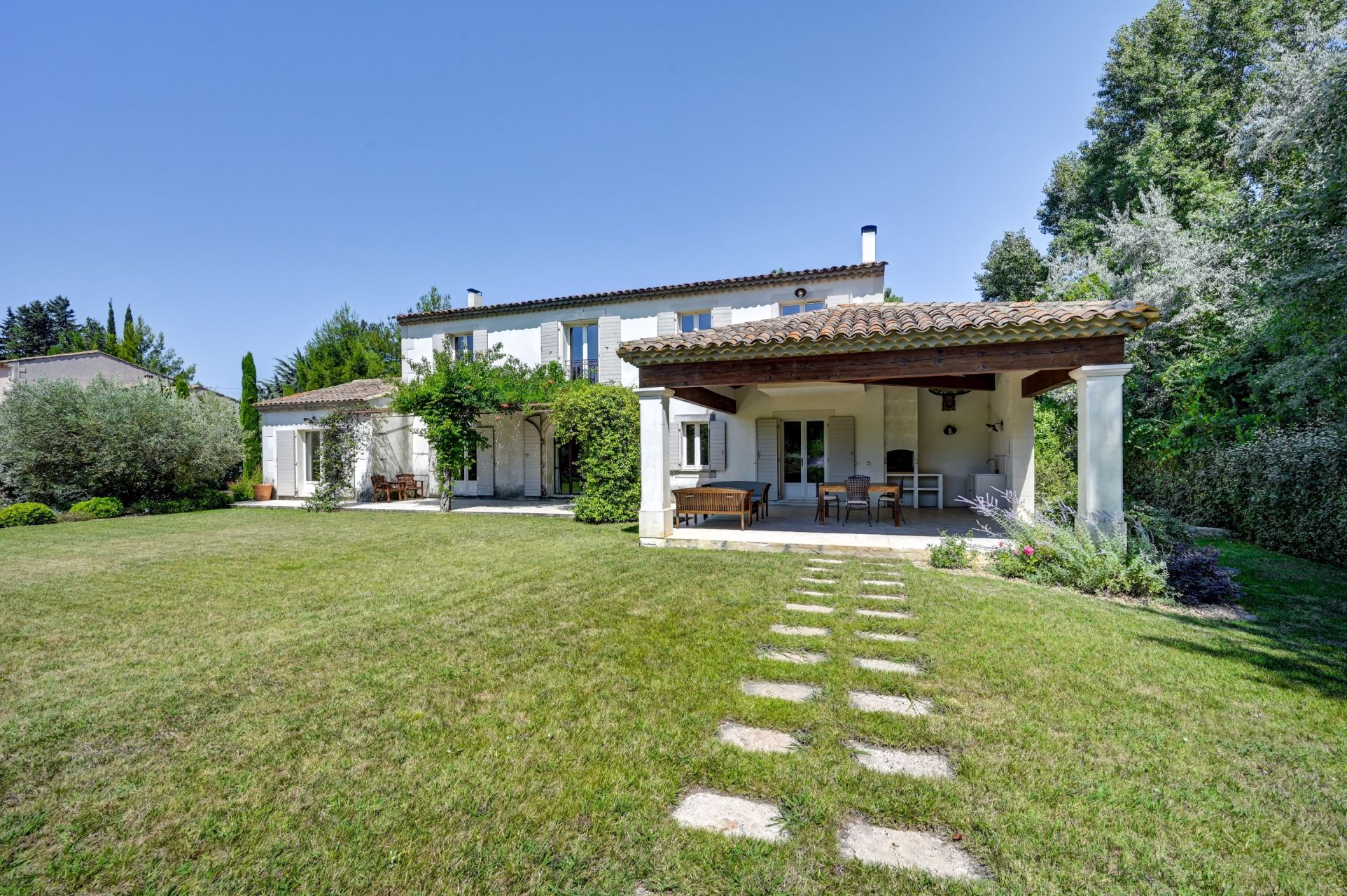 luxury house 6 Rooms for sale on ST REMY DE PROVENCE (13210)