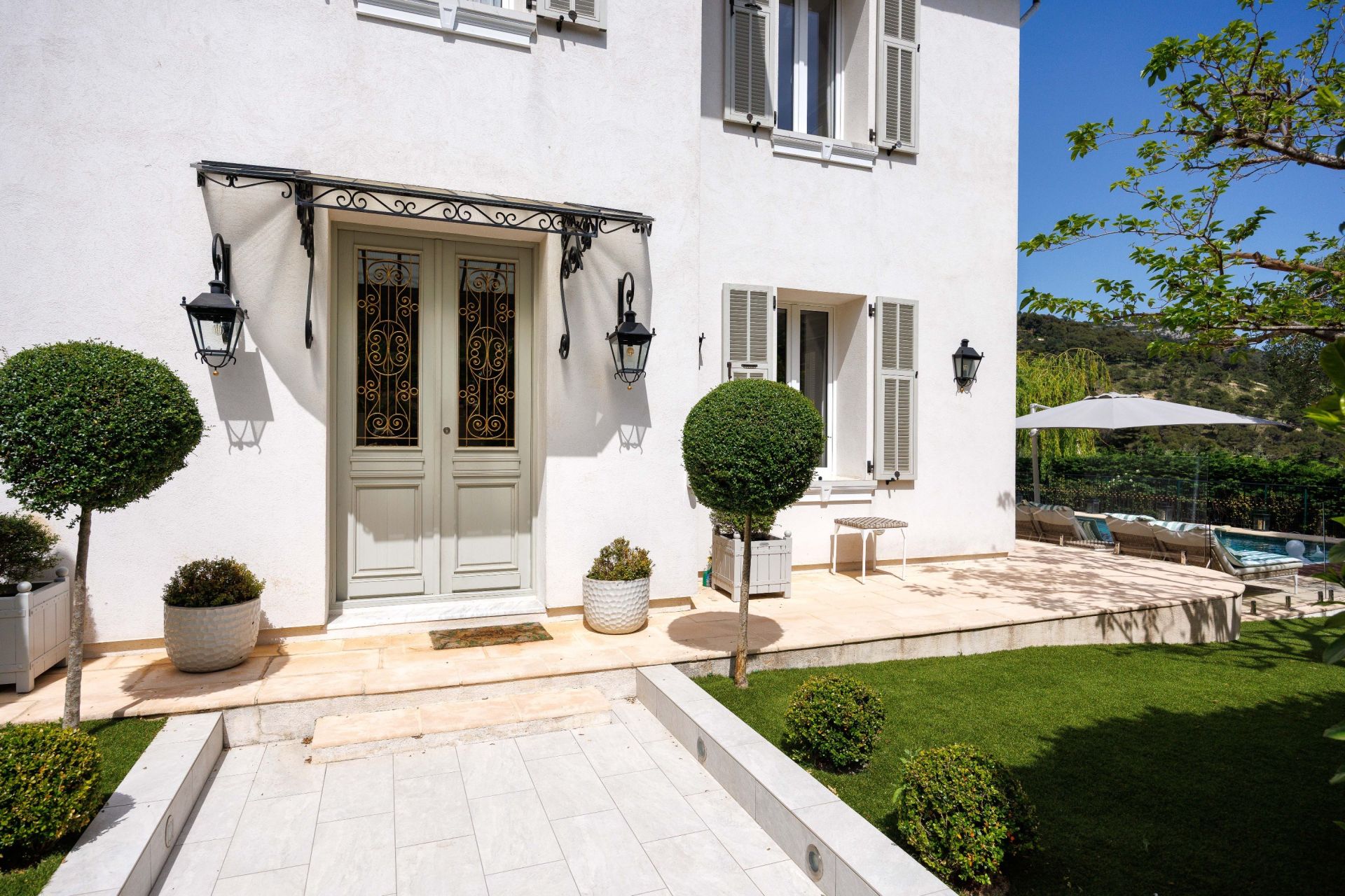 mansion 6 Rooms for sale on EZE (06360)