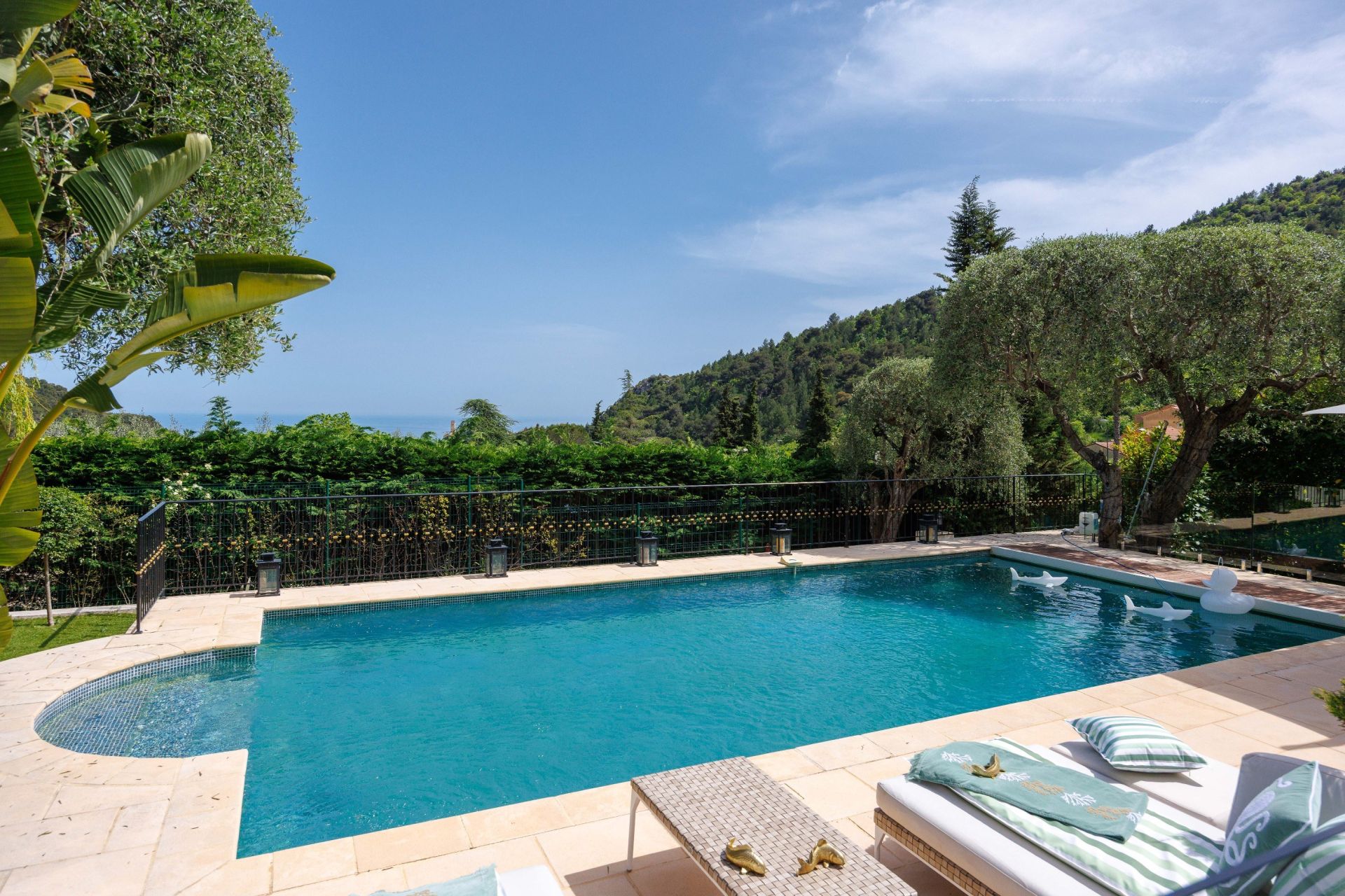mansion 6 Rooms for sale on EZE (06360)