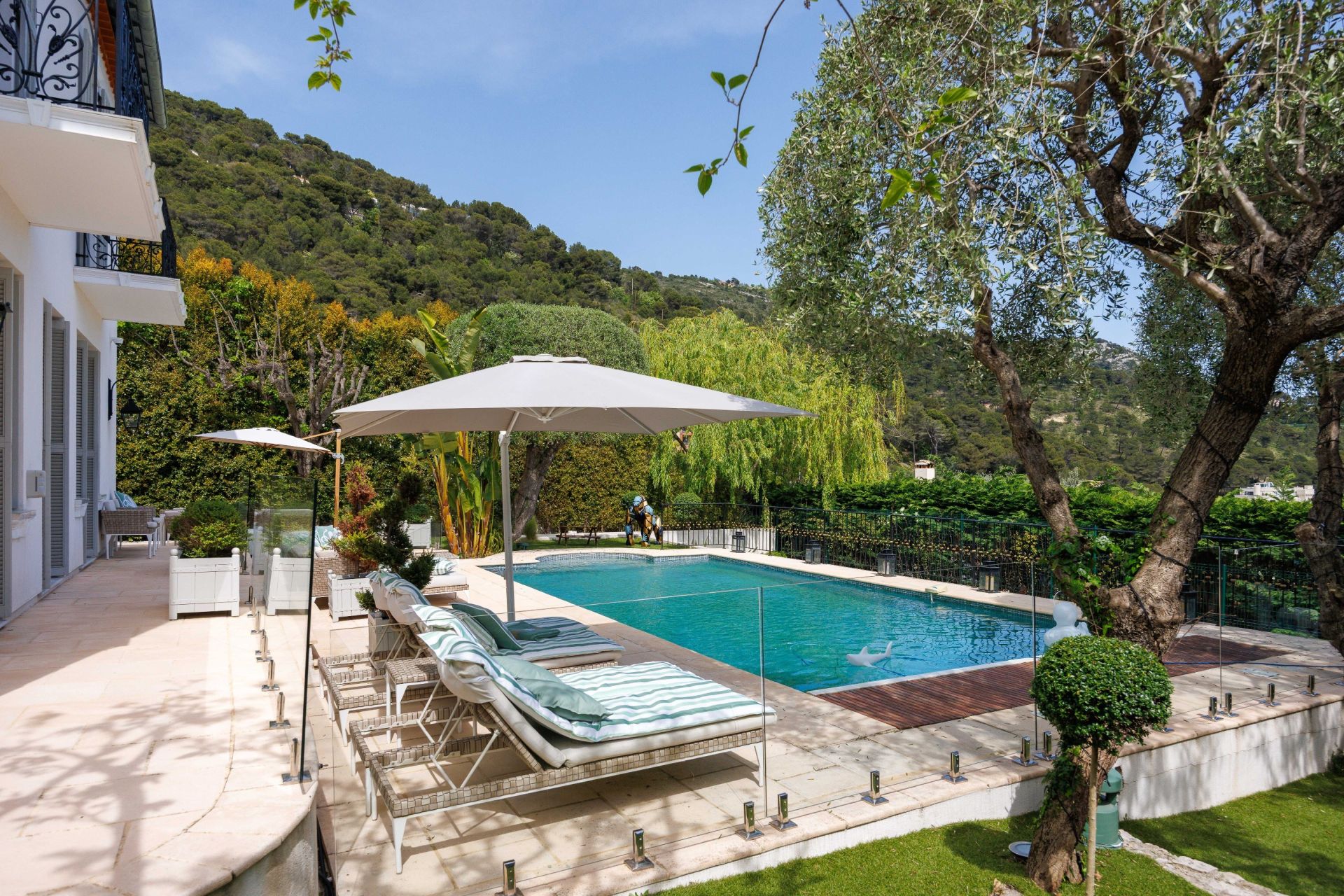 mansion 6 Rooms for sale on EZE (06360)