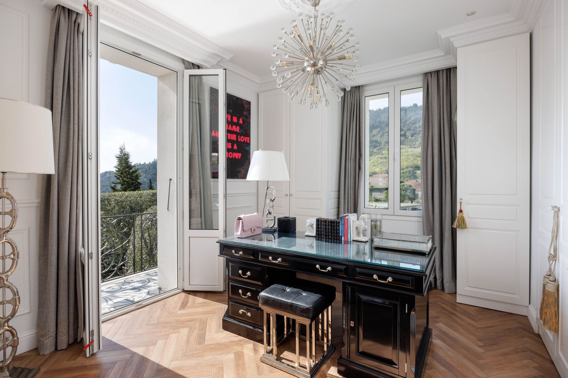mansion 6 Rooms for sale on EZE (06360)