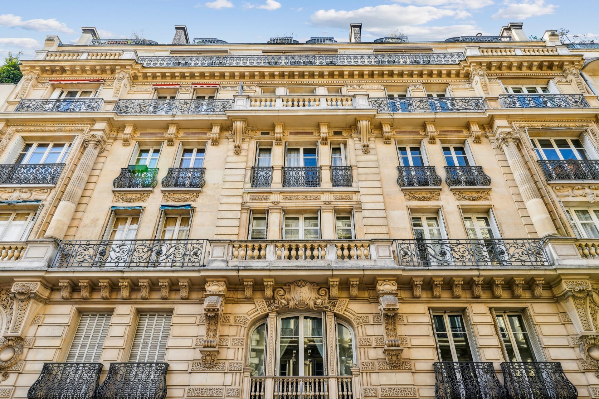 luxury apartment 8 Rooms for sale on PARIS (75116)