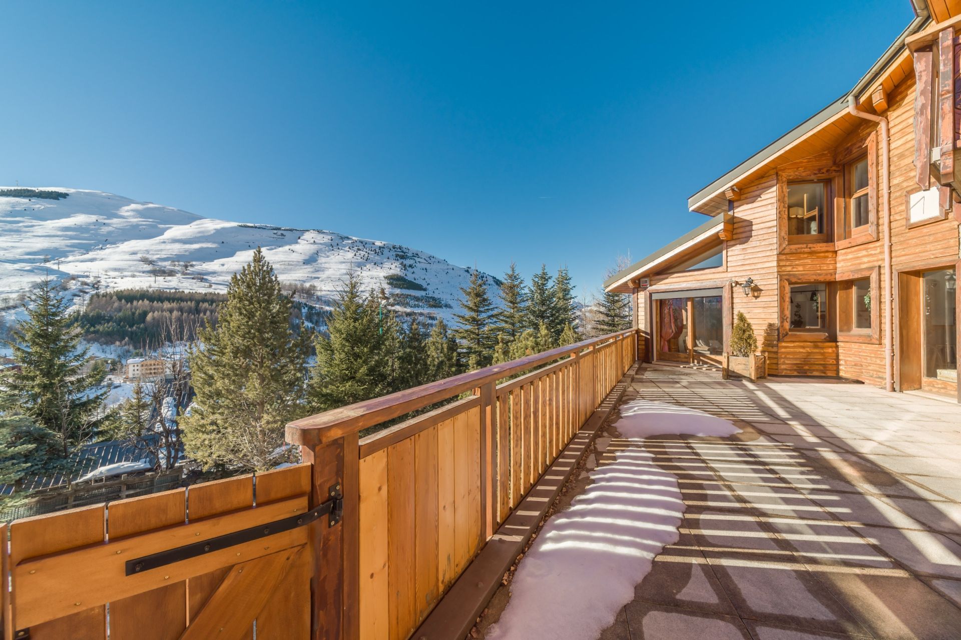 luxury chalet 9 Rooms for sale on LES DEUX ALPES (38860)