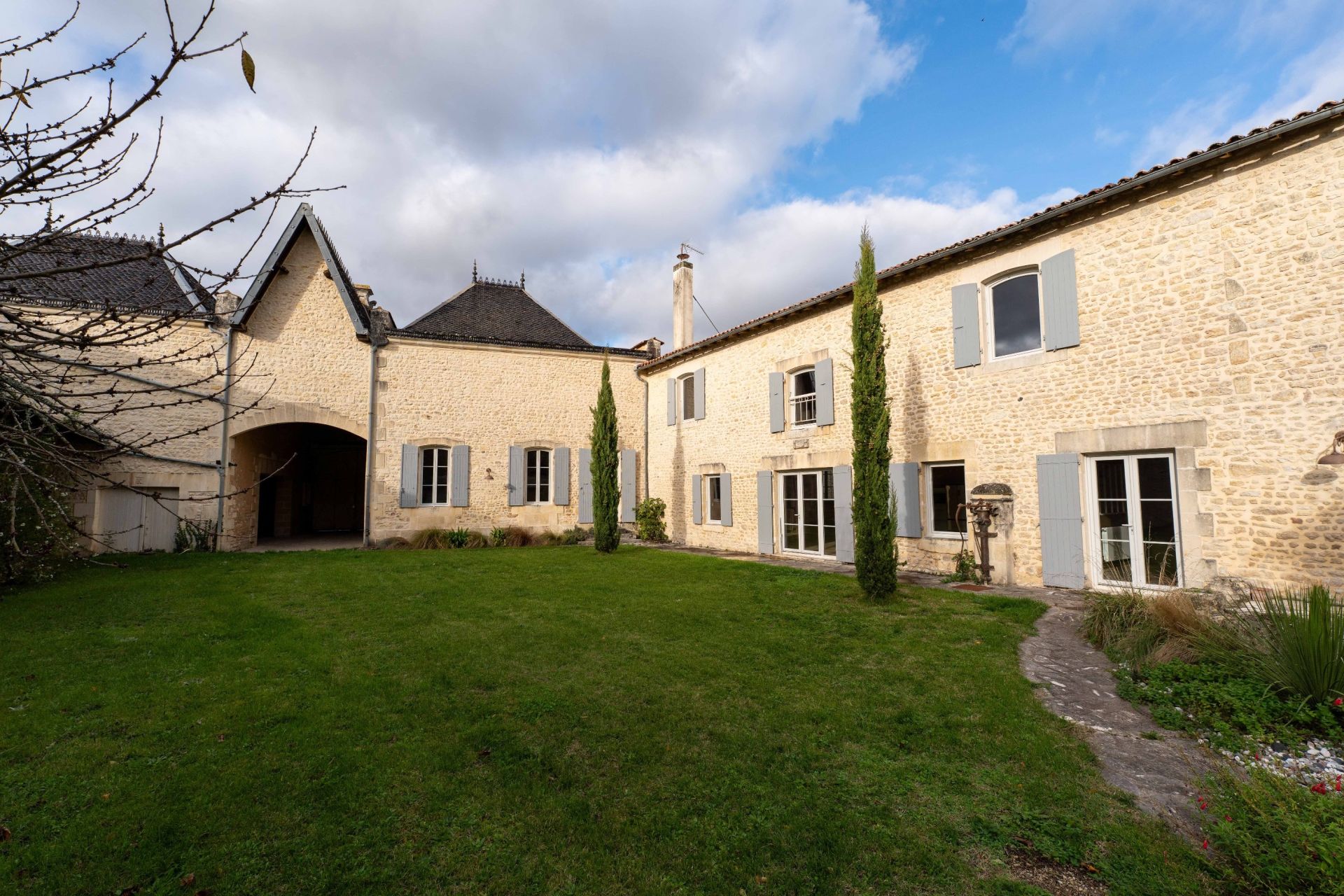 luxury house 7 Rooms for sale on ST JEAN D ANGELY (17400)