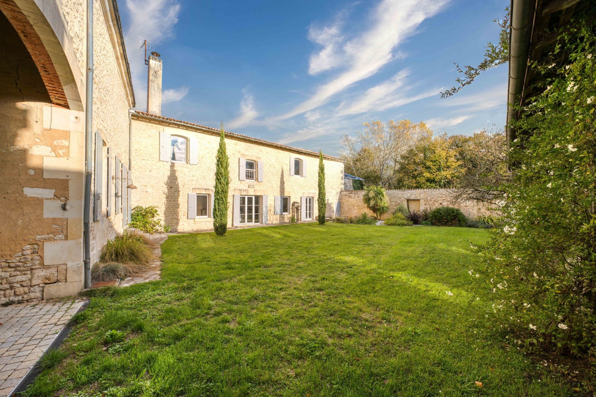 luxury house 7 Rooms for sale on ST JEAN D ANGELY (17400)