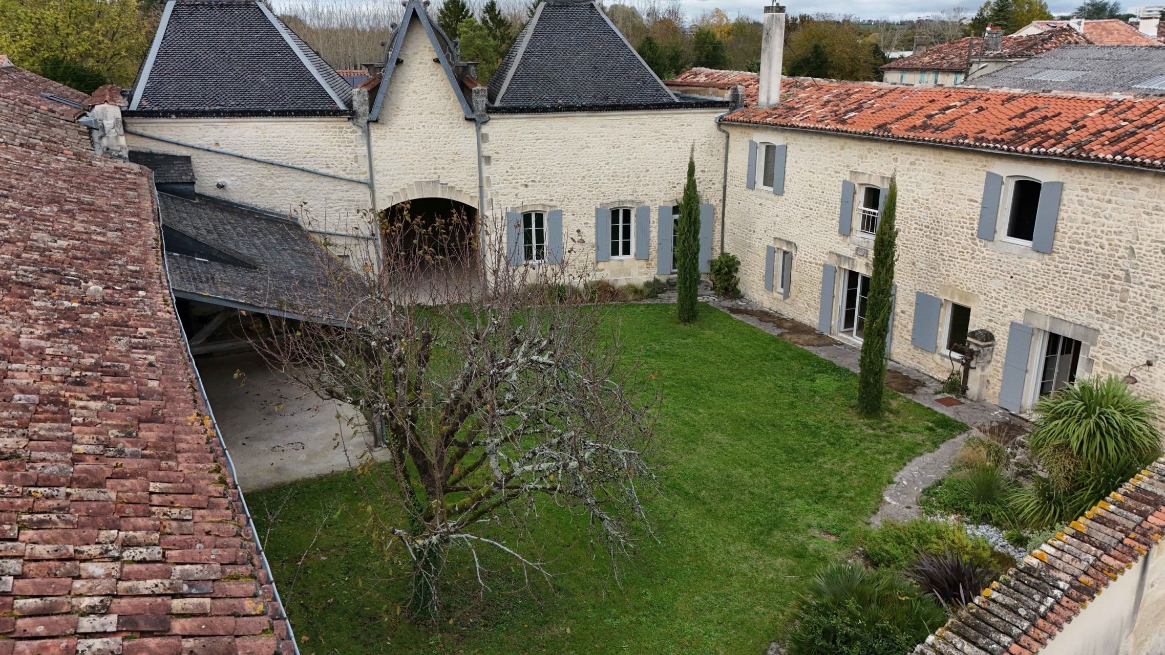 luxury house 7 Rooms for sale on ST JEAN D ANGELY (17400)