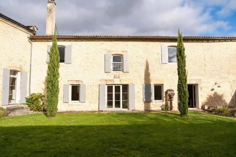 luxury house 7 Rooms for sale on ST JEAN D ANGELY (17400)