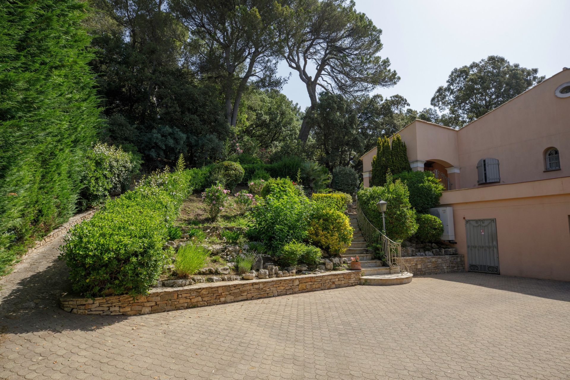 luxury house 7 Rooms for sale on AIX EN PROVENCE (13100)