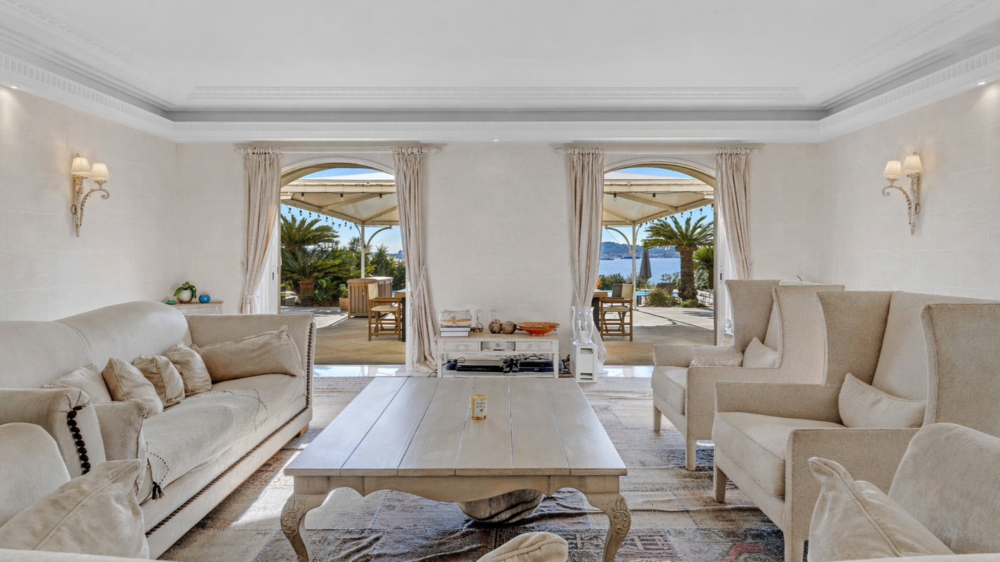 luxury villa 8 Rooms for sale on GRIMAUD (83310)