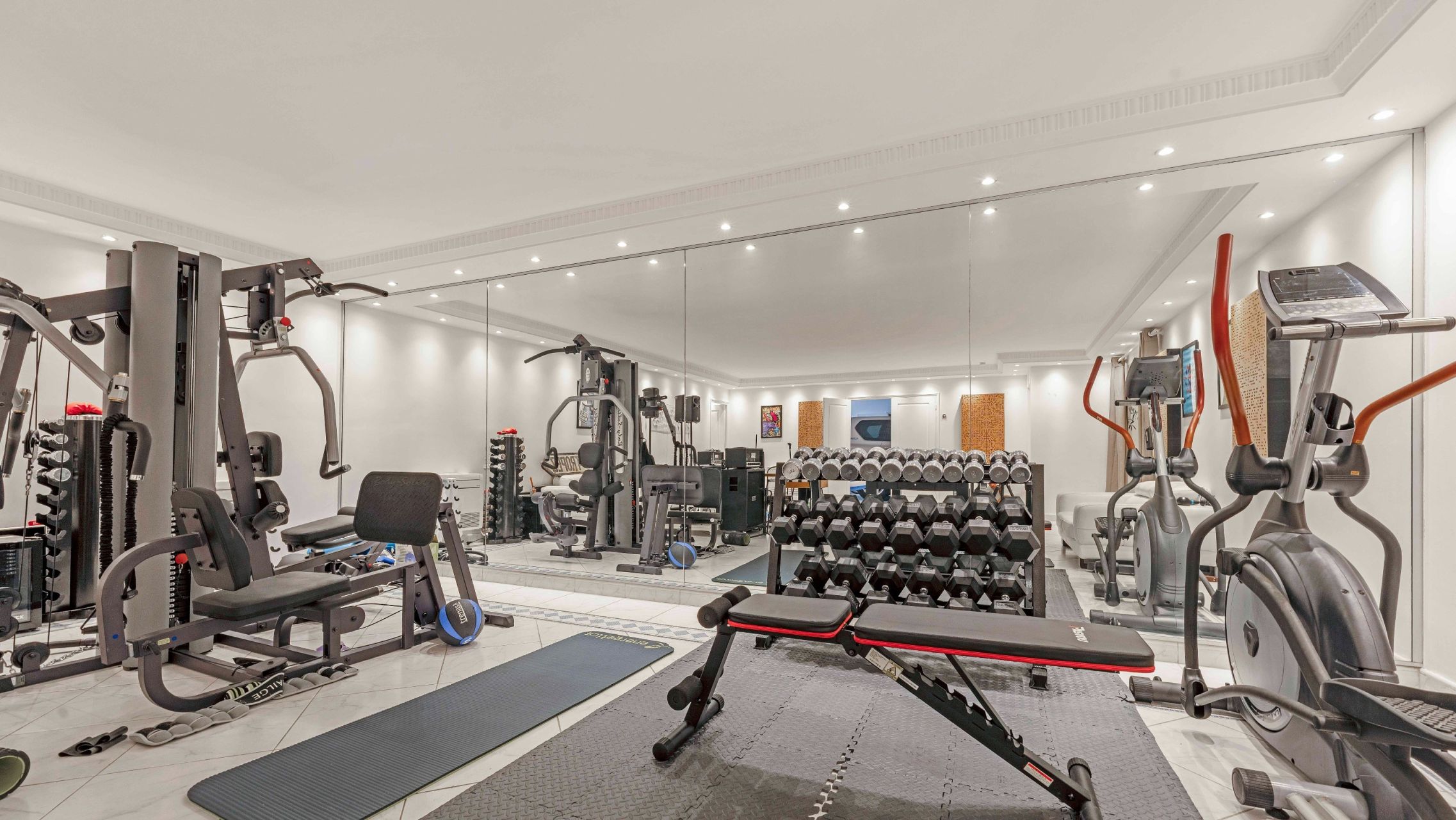 luxury villa 8 Rooms for sale on GRIMAUD (83310)