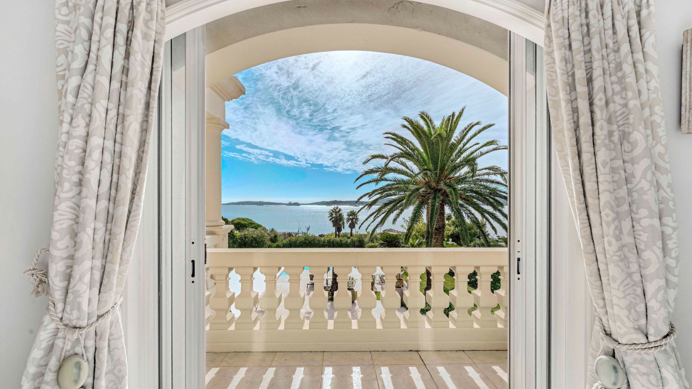 luxury villa 8 Rooms for sale on GRIMAUD (83310)