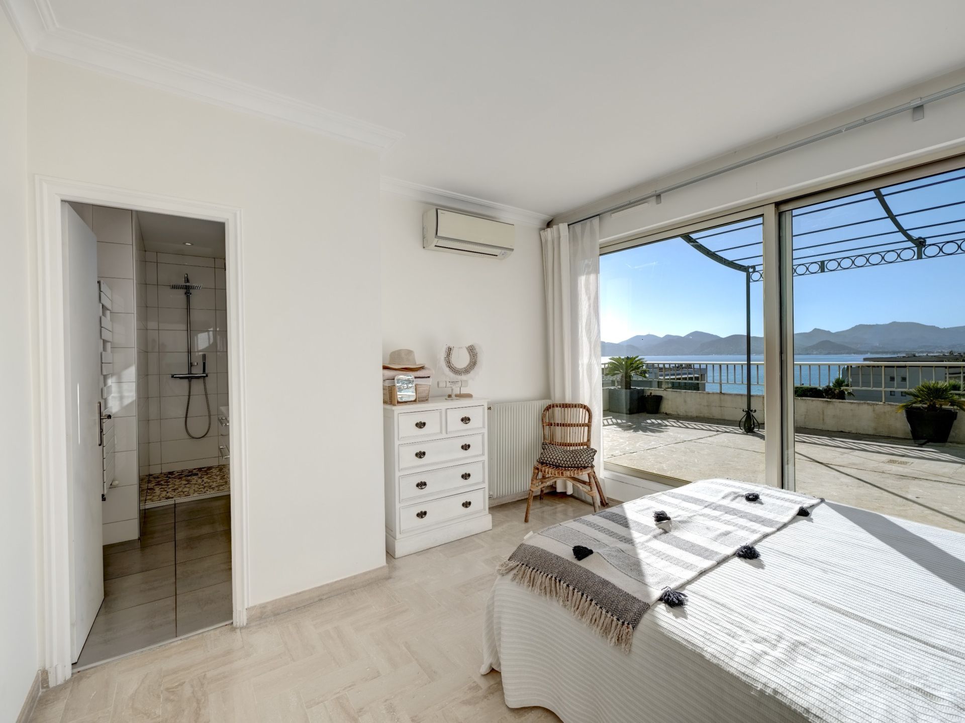 penthouse 4 Rooms for sale on CANNES (06400)