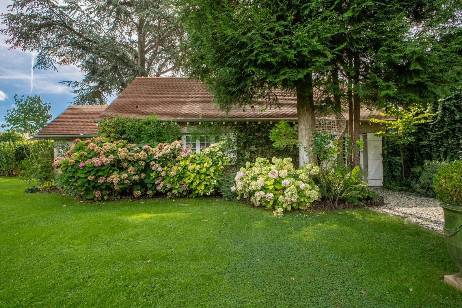 luxury house 10 Rooms for sale on FEUCHEROLLES (78810)