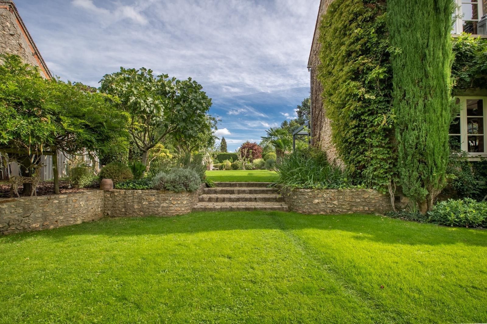 luxury house 10 Rooms for sale on FEUCHEROLLES (78810)