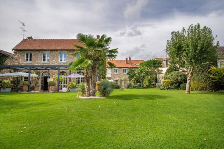 luxury house 10 Rooms for sale on FEUCHEROLLES (78810)