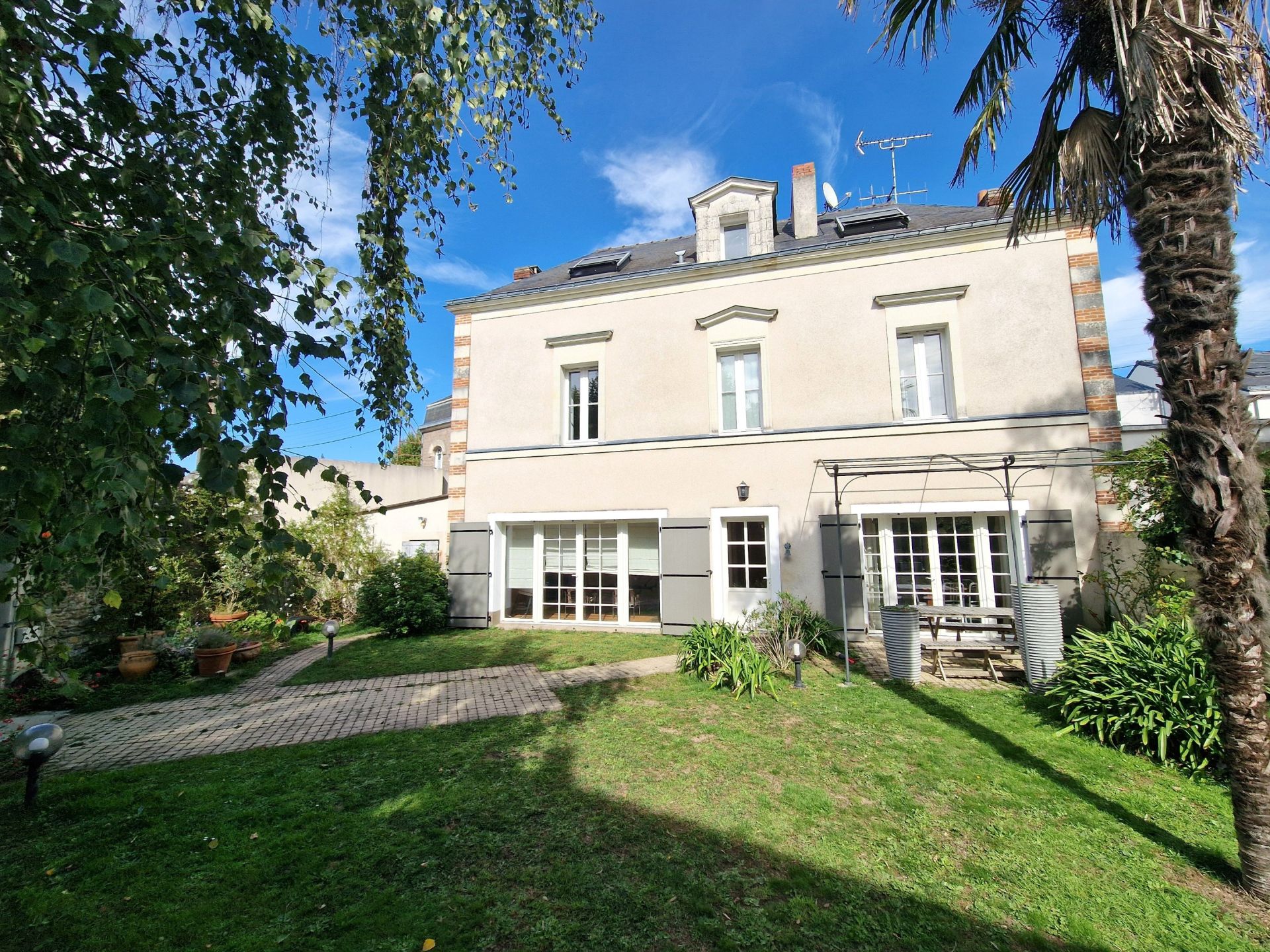 luxury house 7 Rooms for sale on NANTES (44000)