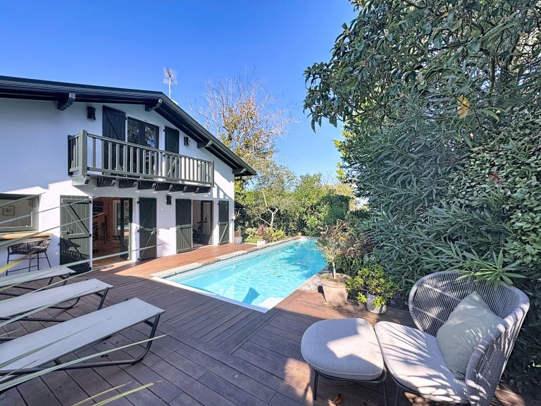 luxury house 8 Rooms for sale on GUETHARY (64210)