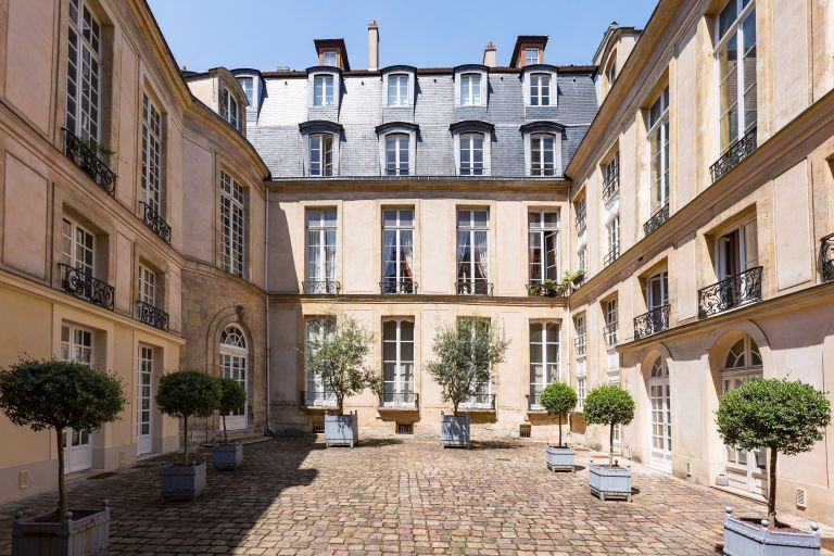 luxury apartment 5 Rooms for sale on PARIS (75004)