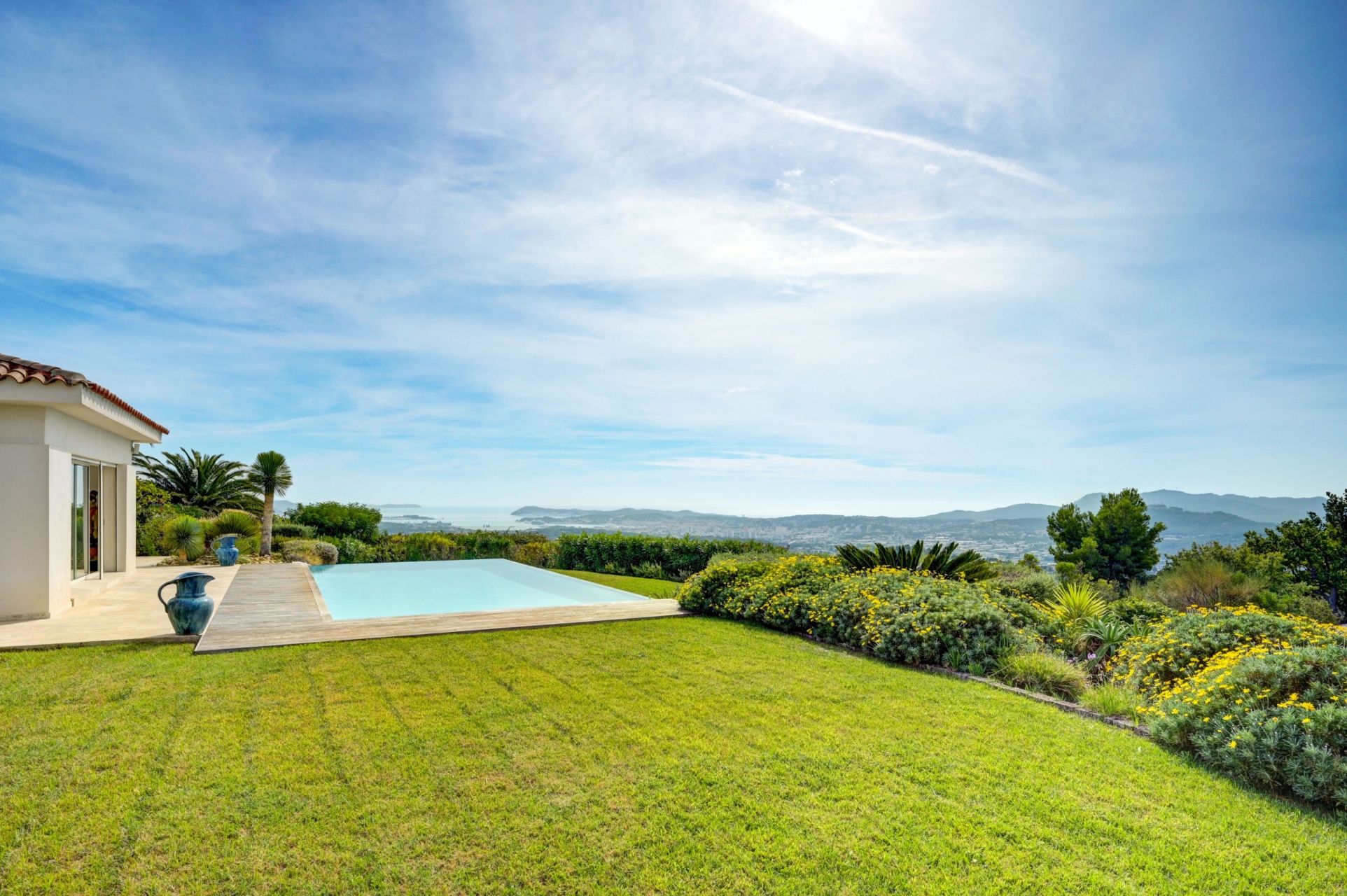 luxury house 8 Rooms for sale on OLLIOULES (83190)