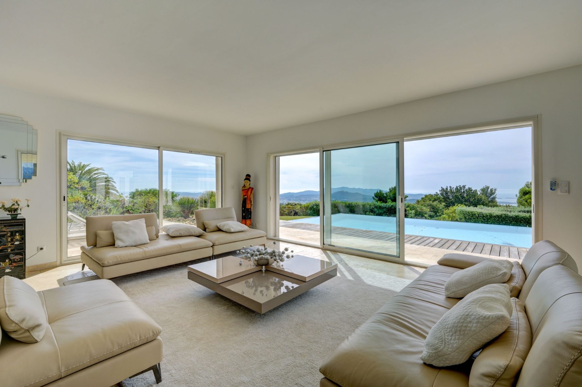 luxury house 8 Rooms for sale on OLLIOULES (83190)