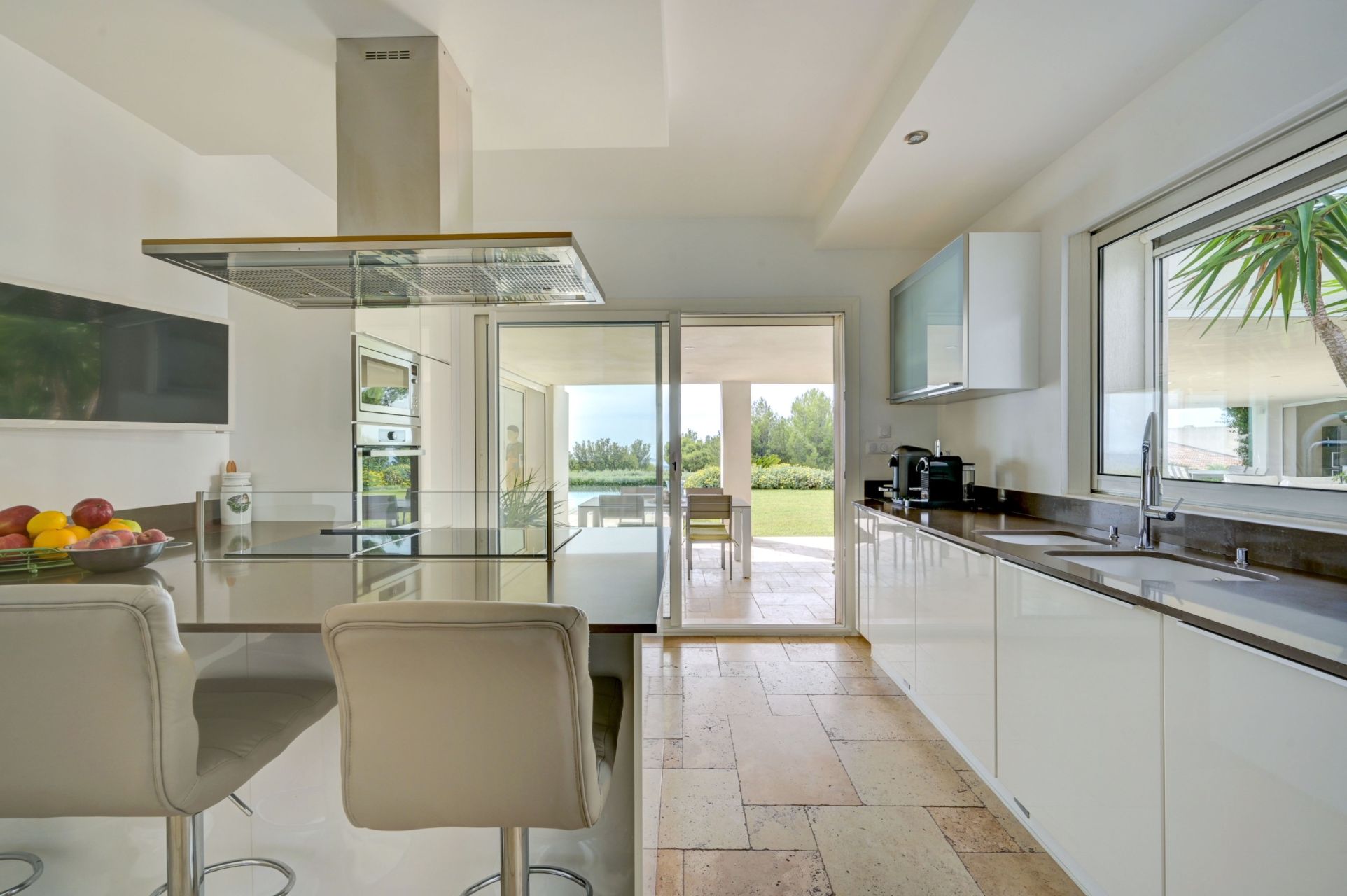 luxury house 8 Rooms for sale on OLLIOULES (83190)