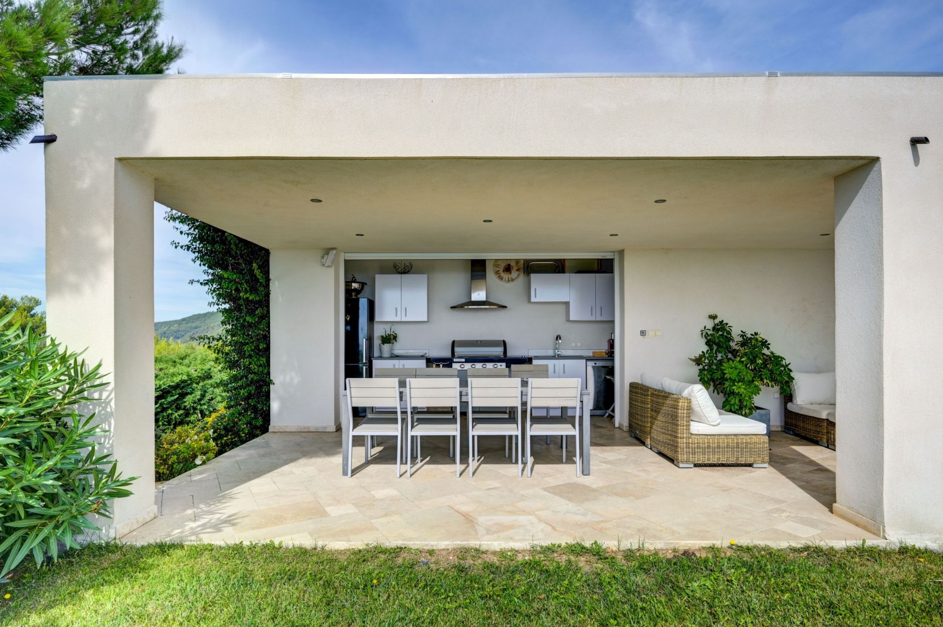 luxury house 8 Rooms for sale on OLLIOULES (83190)