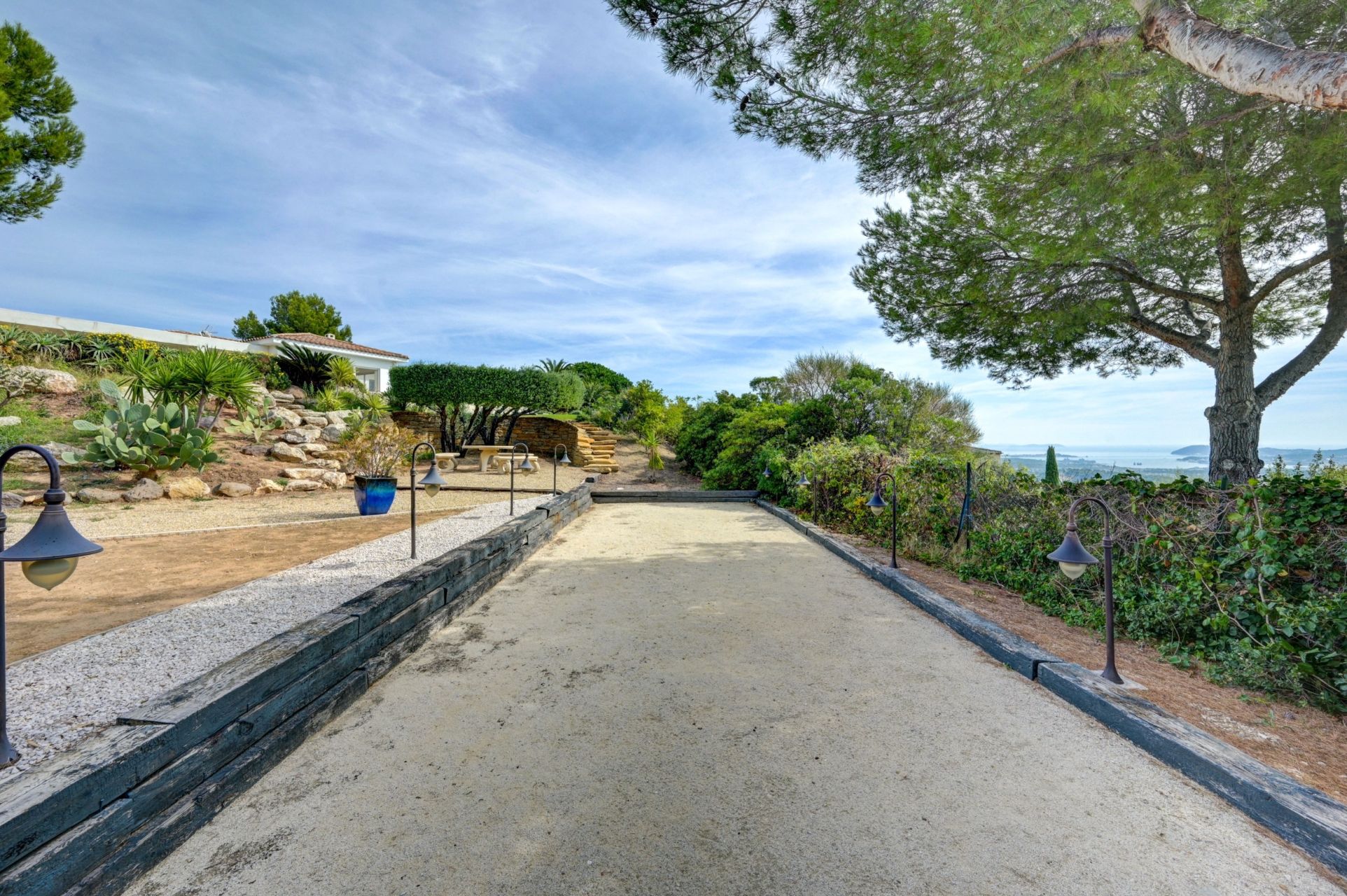 luxury house 8 Rooms for sale on OLLIOULES (83190)