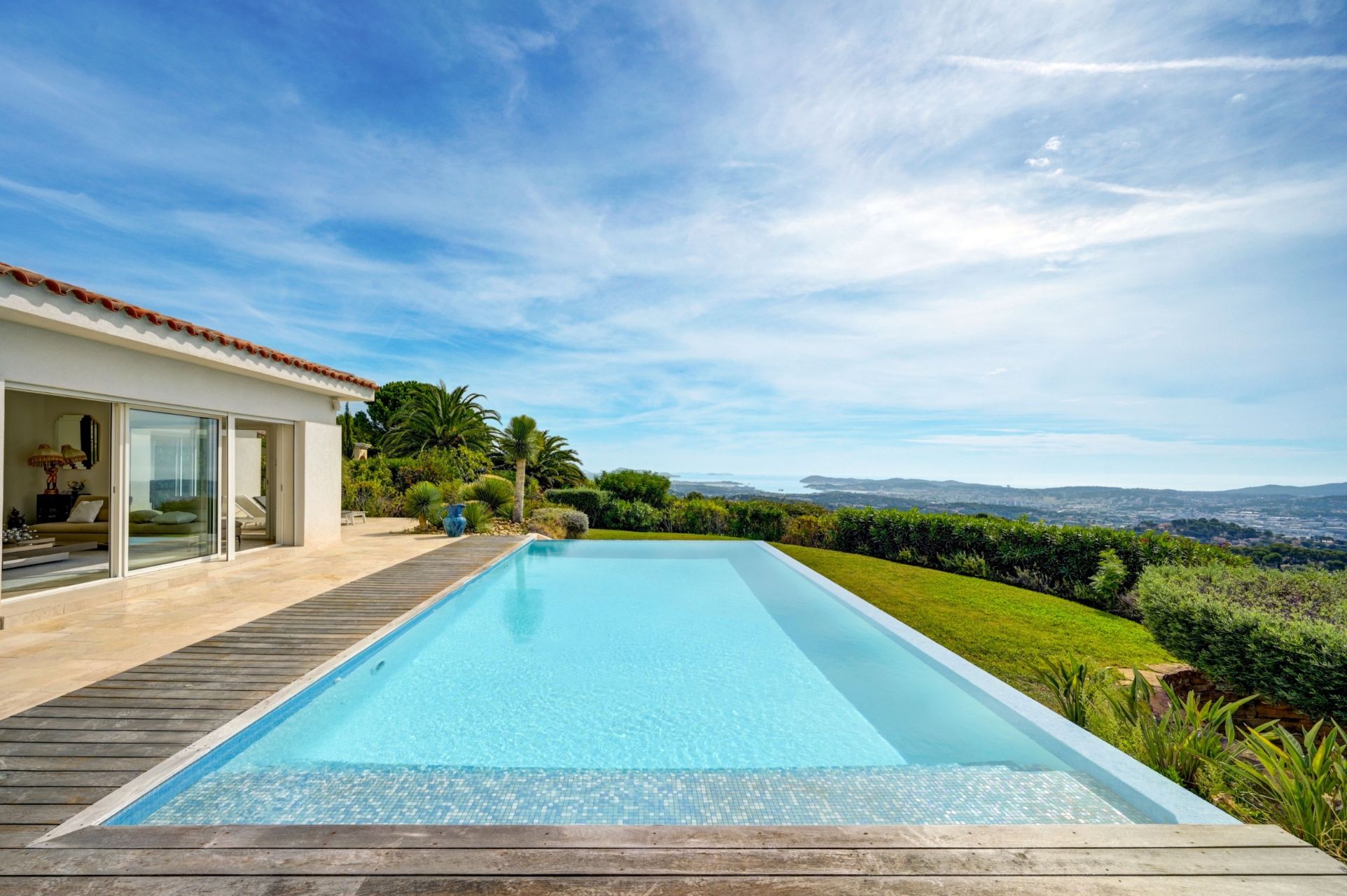 luxury house 8 Rooms for sale on OLLIOULES (83190)