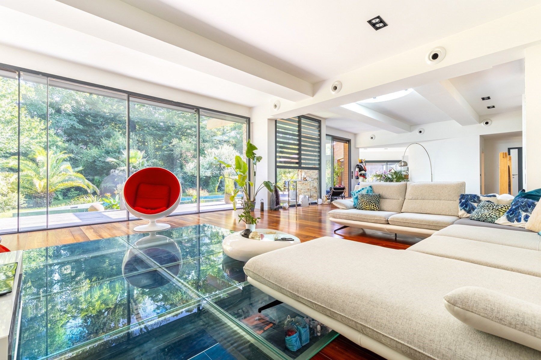 luxury house 8 Rooms for sale on BORDEAUX (33000)
