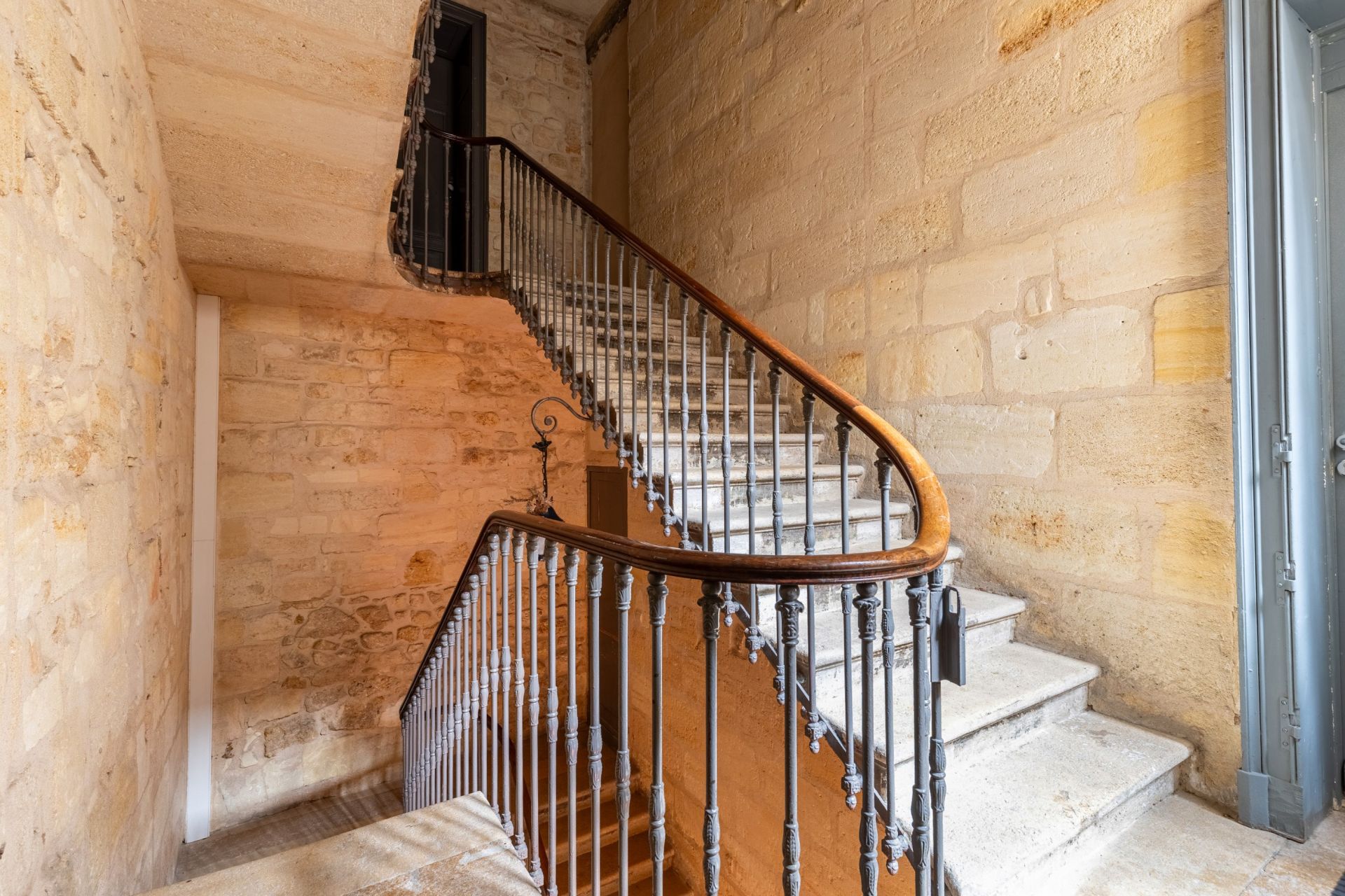 luxury apartment 6 Rooms for sale on BORDEAUX (33000)