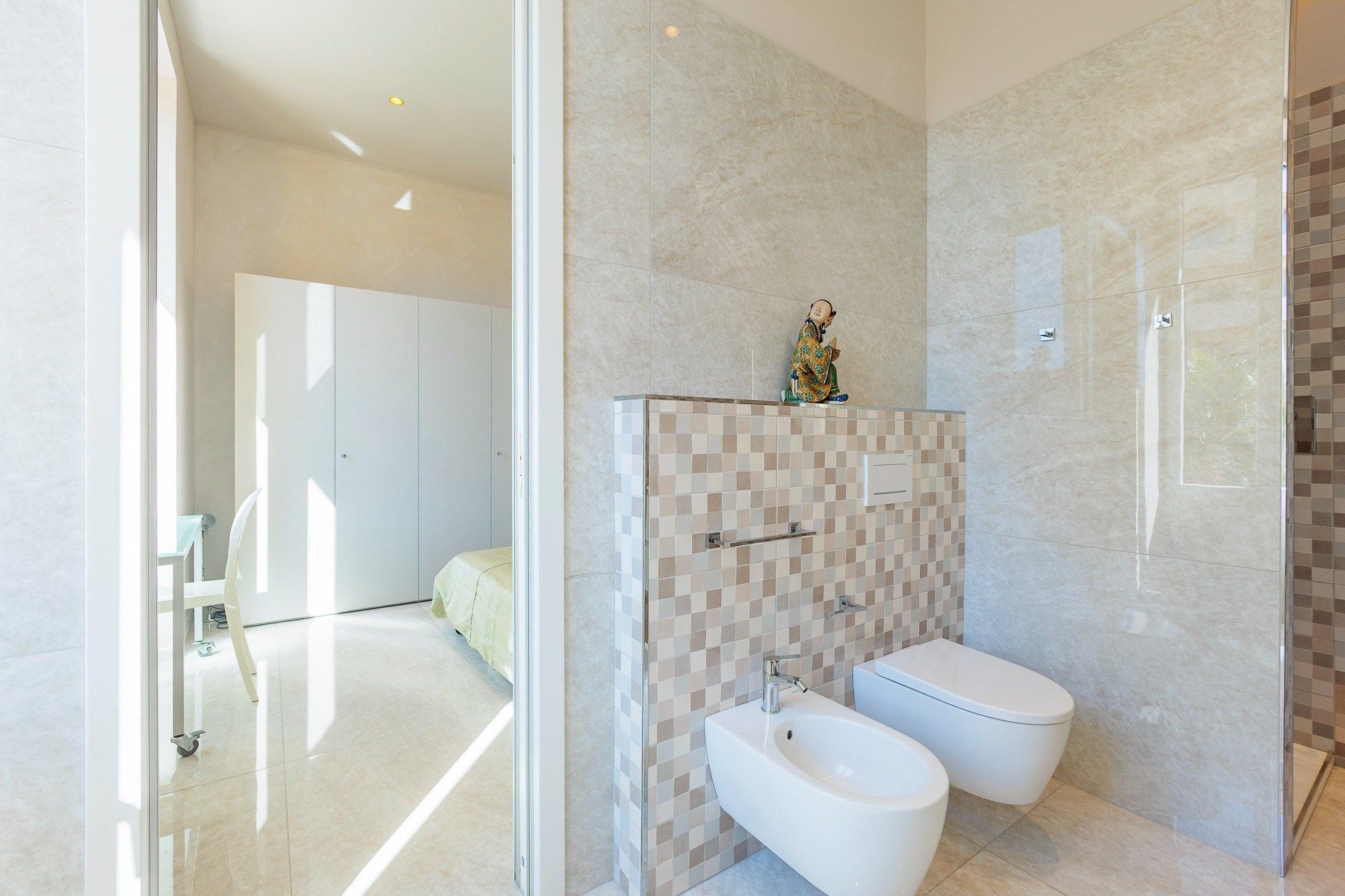 luxury apartment 5 Rooms for sale on MENTON (06500)