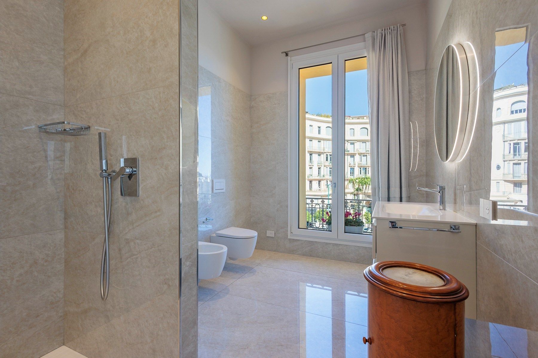 luxury apartment 5 Rooms for sale on MENTON (06500)