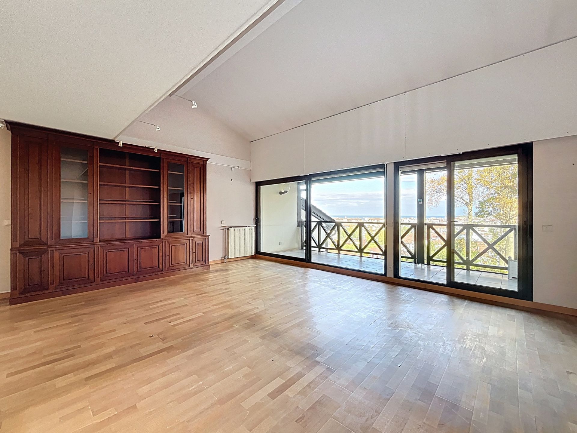 luxury apartment 5 Rooms for sale on CIBOURE (64500)