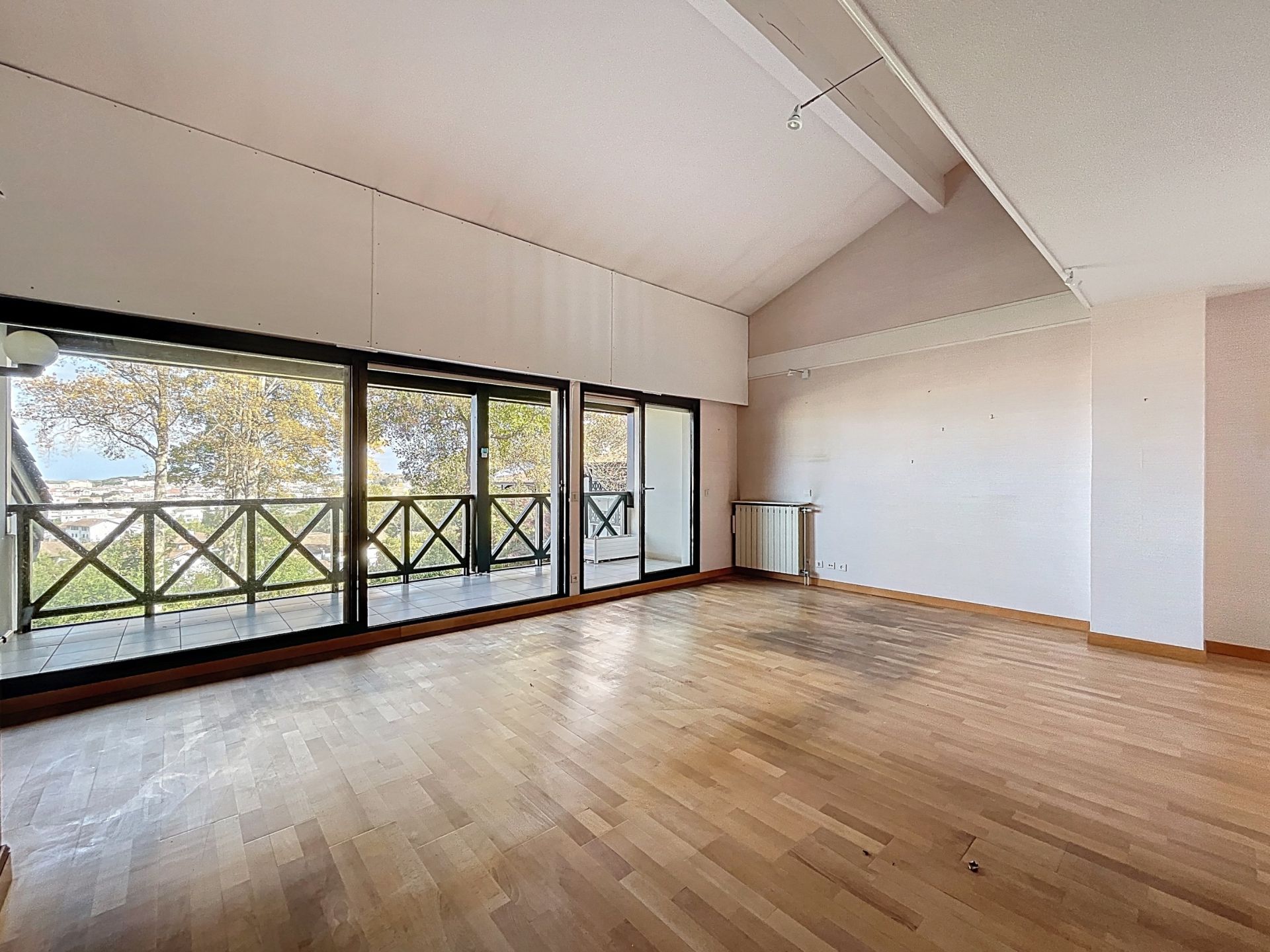 luxury apartment 5 Rooms for sale on CIBOURE (64500)