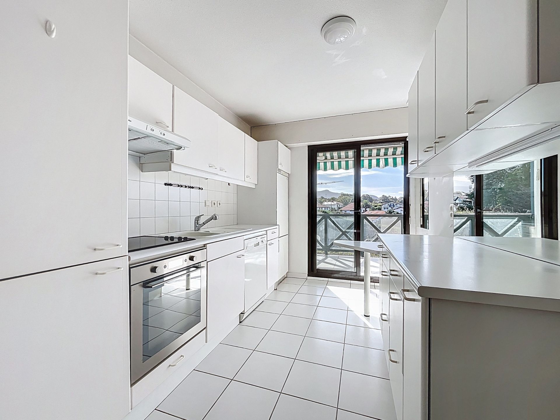 luxury apartment 5 Rooms for sale on CIBOURE (64500)