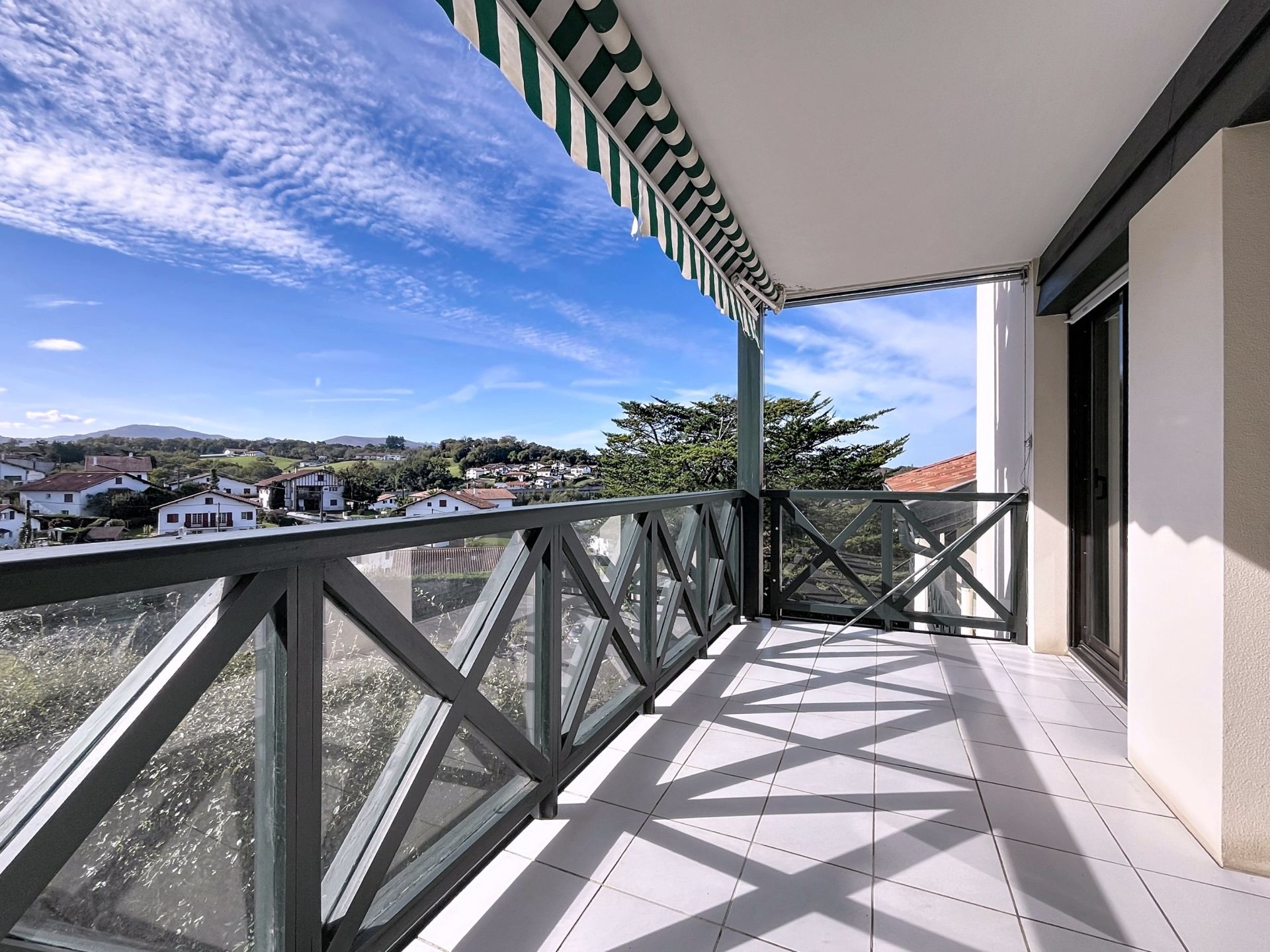 luxury apartment 5 Rooms for sale on CIBOURE (64500)